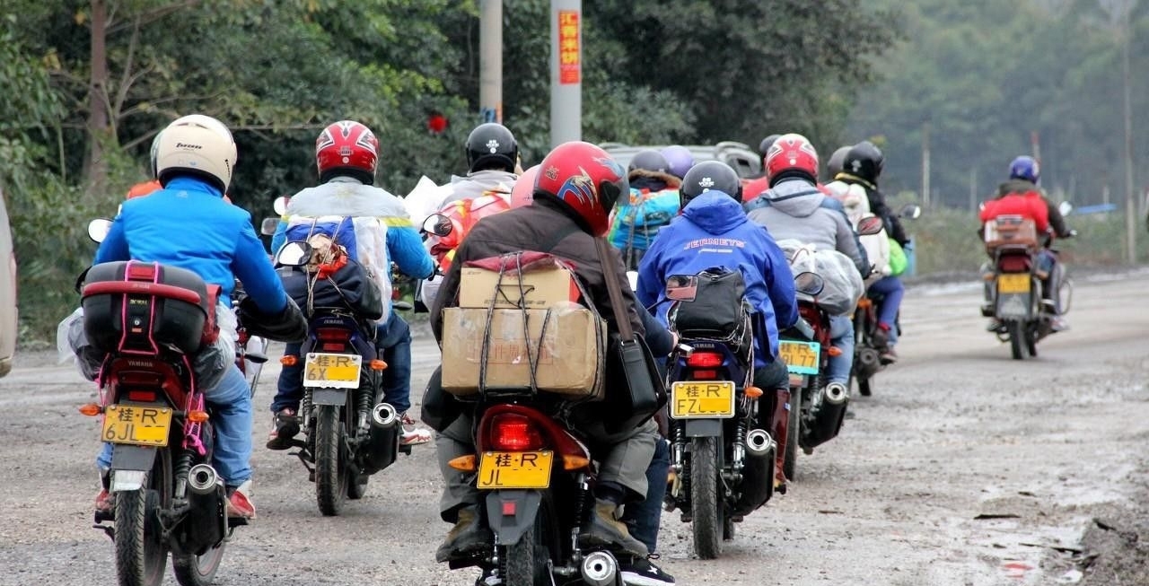  「摩托车」天寒地冻，农民工骑摩托回家，专家不解，面包车又不