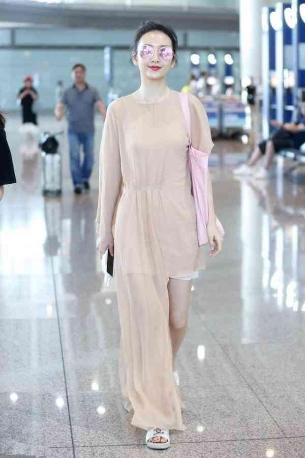 王鸥宋祖儿现身机场，都穿粉色上衣，网友:现实版的装嫩与真嫩!