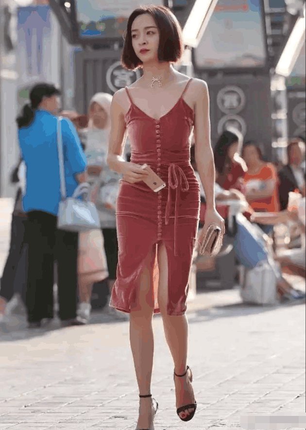 素人街拍: 比起成熟的吊带, 我更喜爱清纯的背带裙