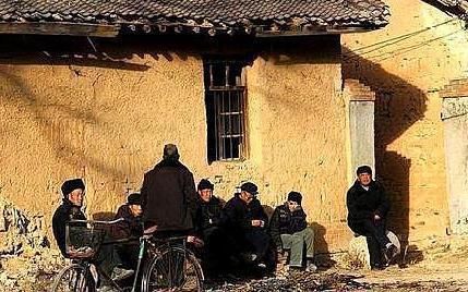 老人说“宁可借人一斗米，不愿借人半担柴”为啥柴不外借，啥意思