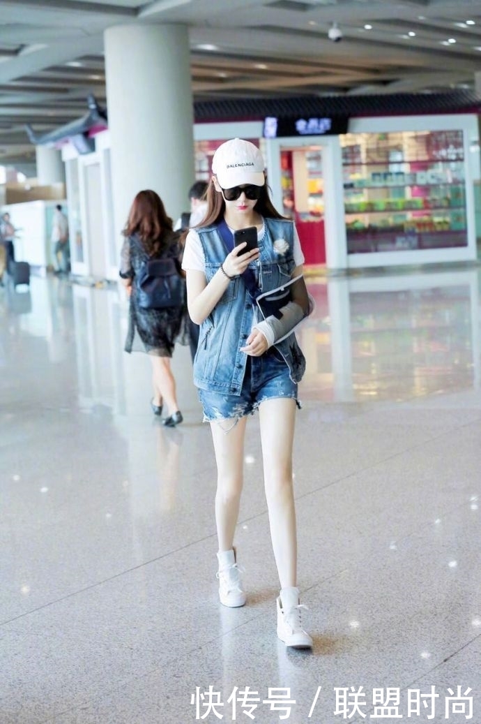 戚薇这条短裤太短了吧！都短到大腿根了，坐下来的瞬间好尴尬！