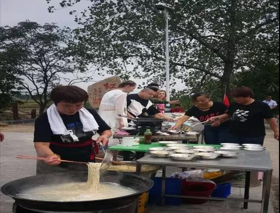 央视7套＂丰收中国＂摄制组走进曹市辉山村