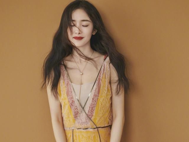 赵丽颖无孕像,穿这件长裙美出了新高度,可以和大幂幂PK一下