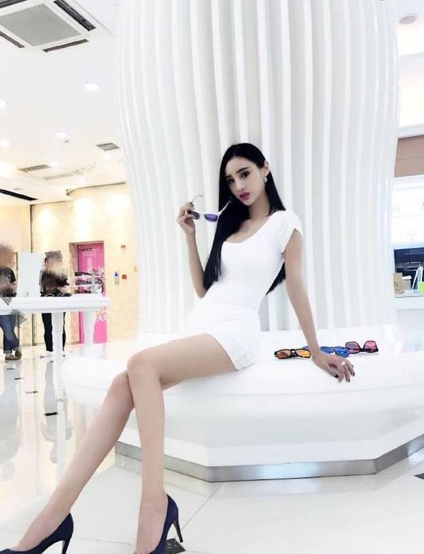 街拍：极品大长腿的小姐姐，包臀裙一分不多，一分也不少