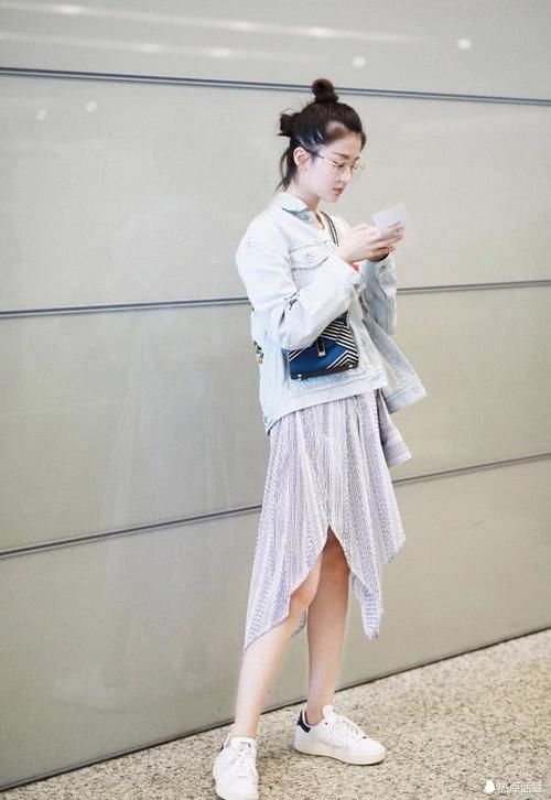 乔欣比超模还敢穿,外套敞开露出内衣真大胆,网友:深藏不露