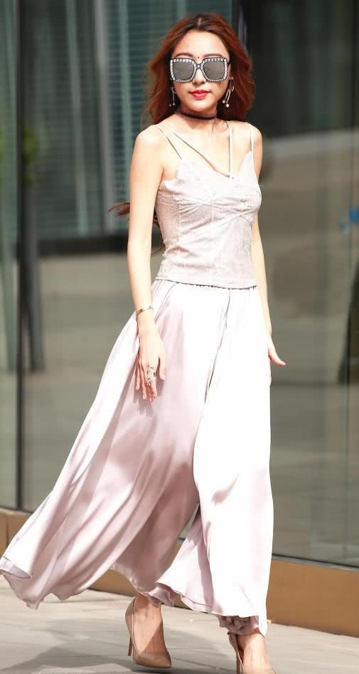 上海街拍 时尚御姐粉色长裙迎风招展，浑身散发着迷人的魅力