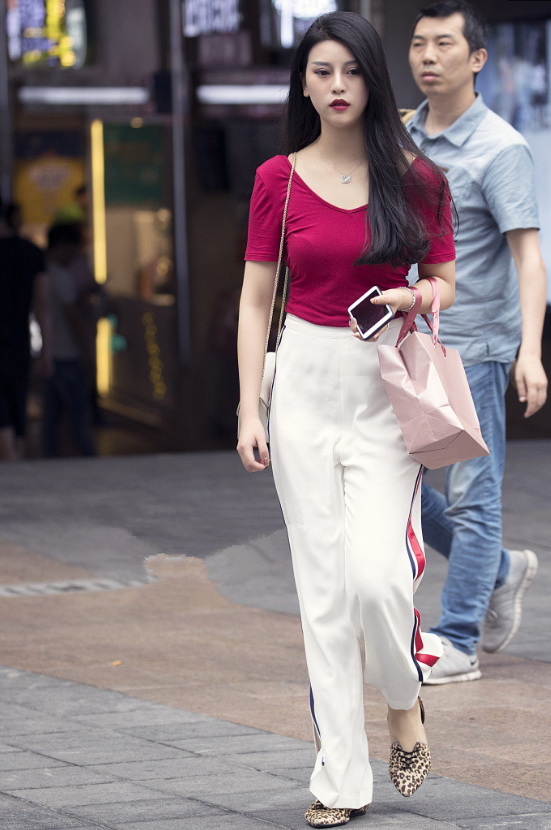 街拍：时髦好看的街头美女们真会穿搭，百变造型惹人爱！