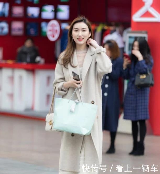  『温文尔雅』街拍：温文尔雅的美女，一件条纹连衣裙，时尚魅力女神气质