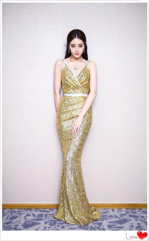 本以为迪丽热巴的金色吊带裙足以惊艳全世界，直到看见了刘亦菲