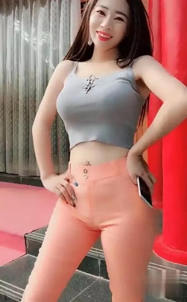 饱满是30岁女人的一种优势，大部分小姐姐没有!网友:驾驭不了