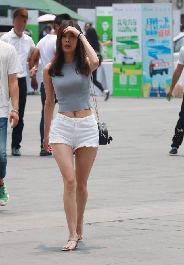 街拍：美女蓝色T恤白色短裤，夏日炎炎秀出性感