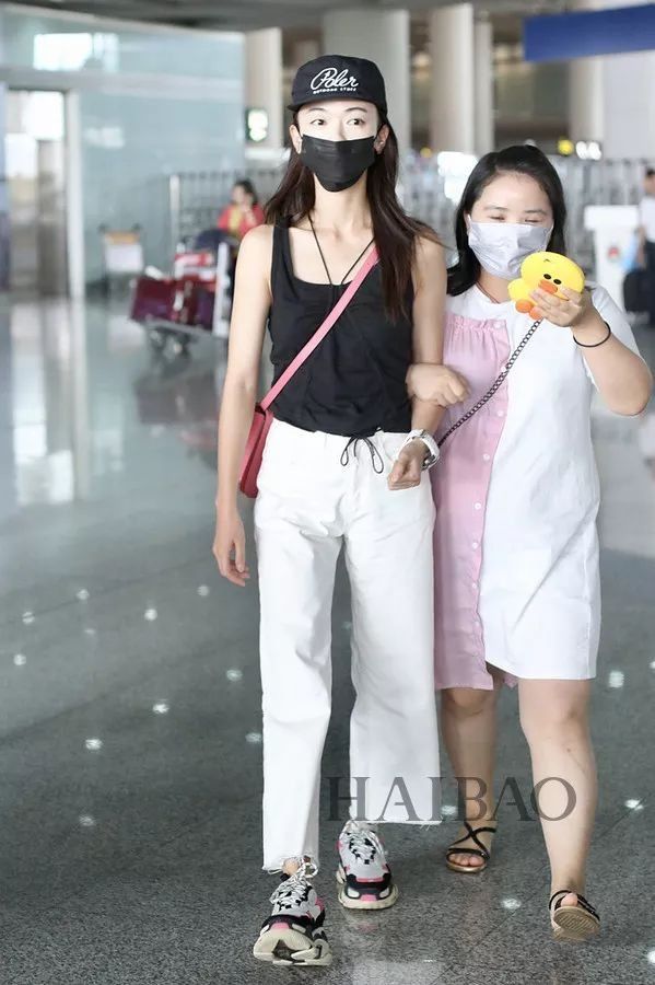 李小璐高调复出靠母女装扮嫩?刘雯一裤两穿太会搭…【海报街拍】