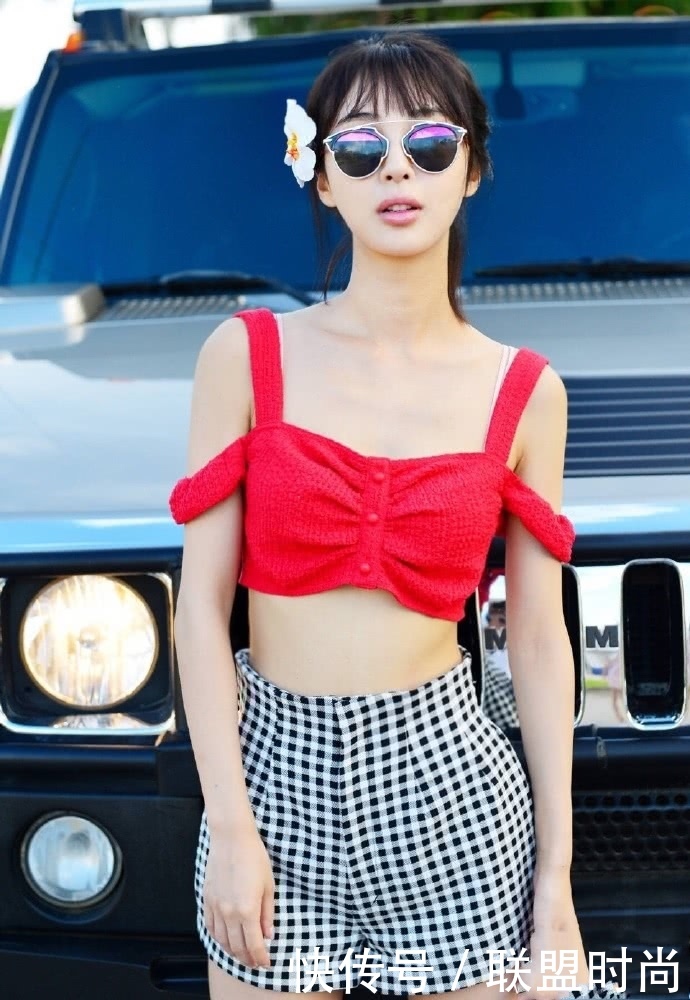 李菲儿的腿到底多细？这么窄的短裤都穿不满，网友：80斤不到吧？