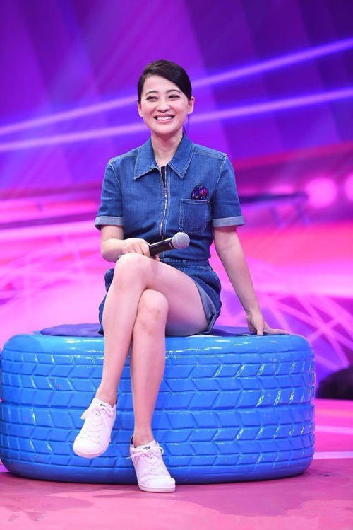 梅婷腿有点粗，但是会搭配就是厉害，网友：怎么看都舒服