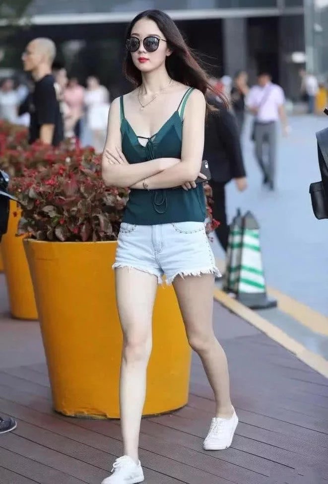 气质小姐姐超短裤秀美腿，摇摆的姿态尽显饱满臀部