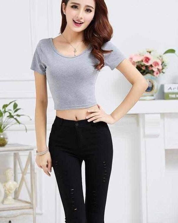 时尚穿搭：灵动时尚牛仔裤美女，身材特别有型，到哪都是一道风景