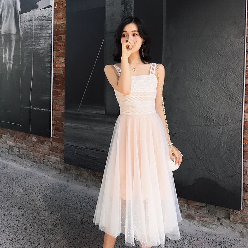 如今女人是真敢穿!“若隐若现”网纱裙真是美的人心醉，美嫩减龄