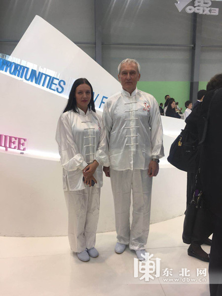 【中俄博览会东北网在现场】金发碧眼 俄罗斯美女穿旗袍秀中文