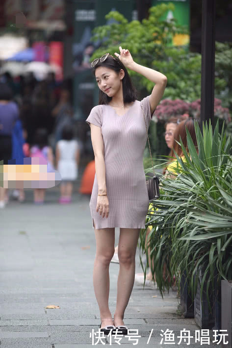 小姐姐长裙显优雅气质，青春活力