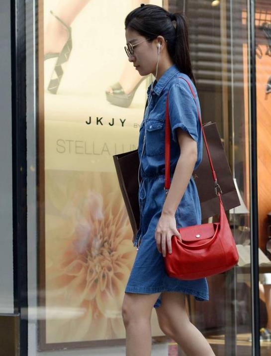 『风采』街拍:气质优雅的美女,一条白色的蕾丝连衣裙,时尚达人风采