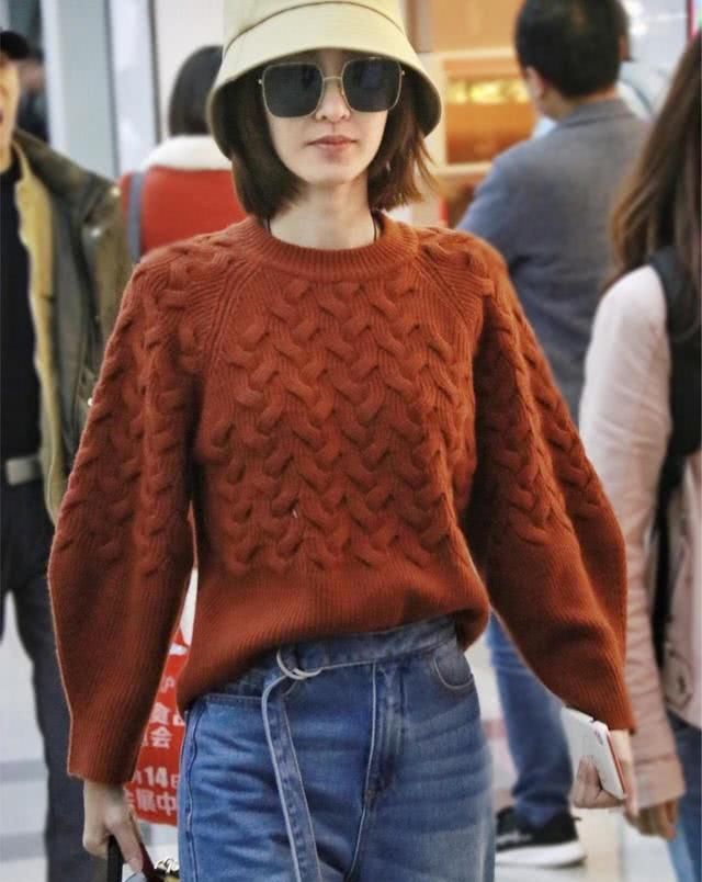 「王丽坤」王丽坤穿牛仔外套配皮质半身裙录节目,更高级有气质