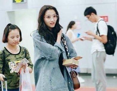 关晓彤提前过冬张子枫红配绿，这次迪丽热巴的衣品也是不敢恭维!