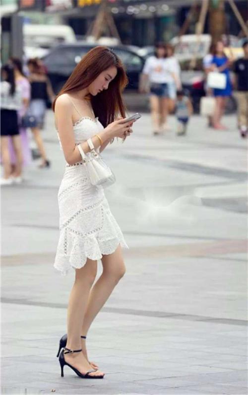 街拍：穿着时尚飘逸长裙的美女们，个个身材高挑又苗条，靓丽动人