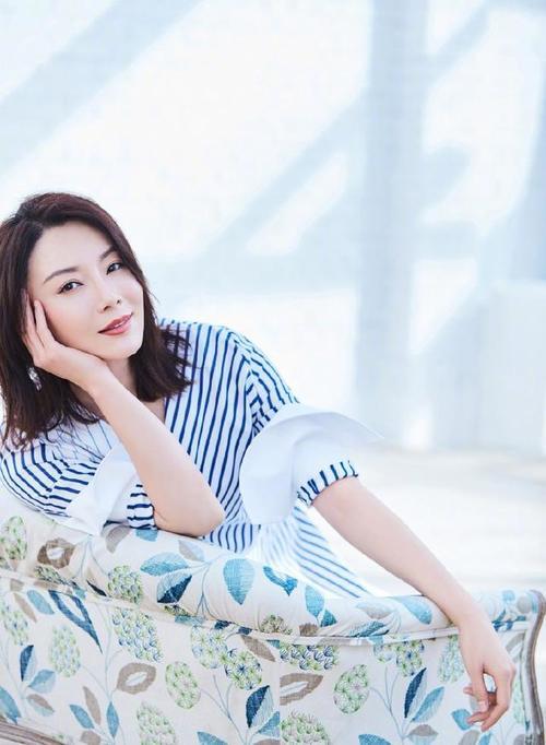 41岁的陈数身穿印花旗袍大秀好身材，古典优雅，这气质真不是盖的