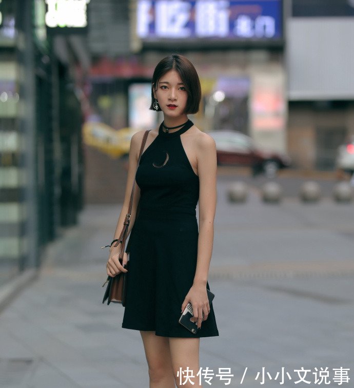 街拍，小姐姐身材高挑，穿露肩连衣裙，皮肤白皙，大长腿抢镜！