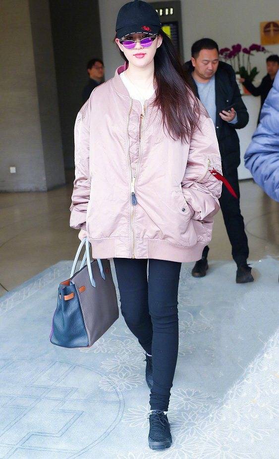 谁还敢说刘亦菲胖?最新街拍换了这身潮服的她，明明瘦了不止10斤