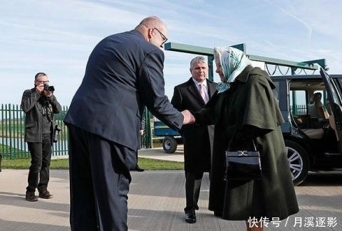  「工作」93岁英国女王这次把人可爱到了！穿这么肥大的斗篷？头巾太美了