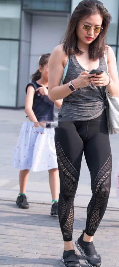 时尚辣妈紧身裤裹出肥硕的线条,圆润的身姿有种hold不住的感觉