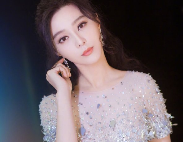 同样是穿裙子,范冰冰张馨予差距太大,一个性感迷人一个土到掉渣