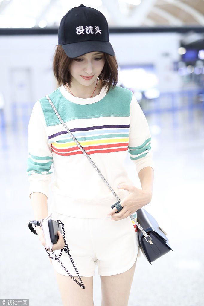 耿直girl！佟丽娅秀美腿活力满满似少女 自嘲“没洗头”嘟嘴比V萌