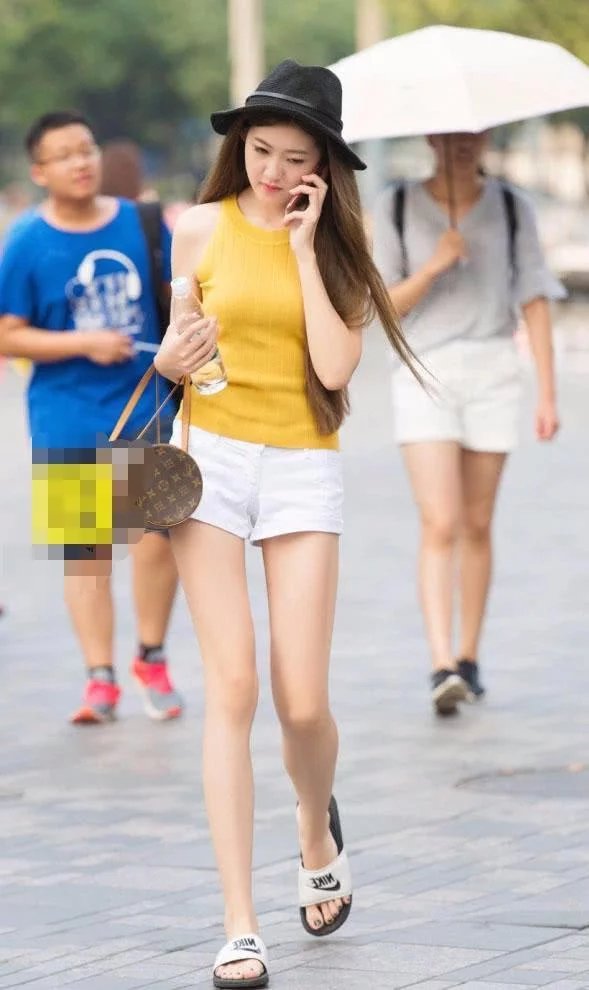 小姐姐穿白色热裤曼妙身姿值得一看，非常随意休闲的打扮