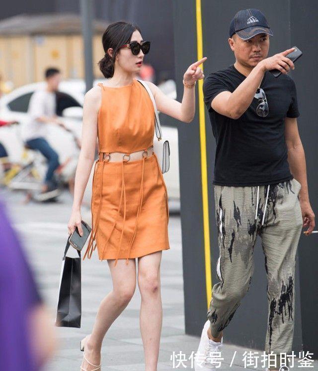 路人街拍：高颜值小姐姐穿着清凉又时尚，走在街上随性而洒脱！
