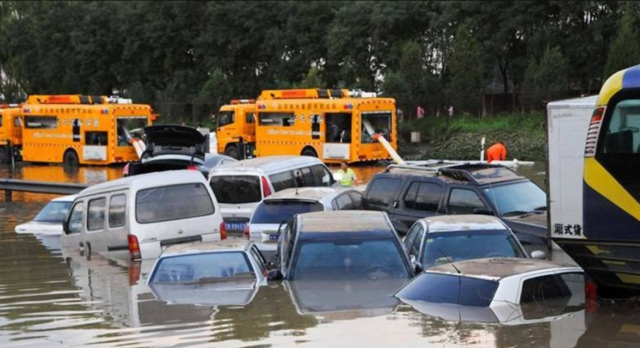 高速上突遇暴雨怎么办？继续开车还是停车？交警：90%人做错了