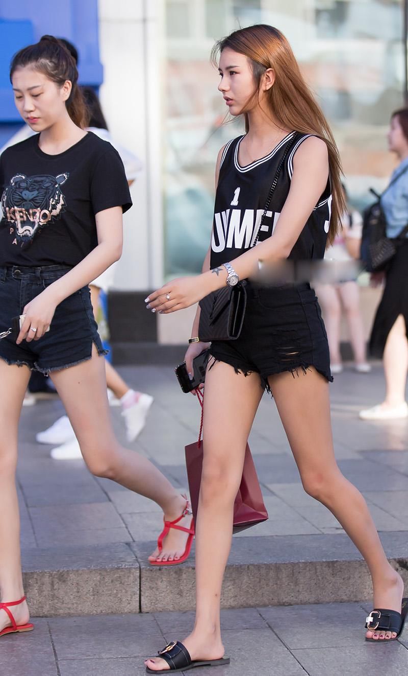 漂亮的哈尔滨姑娘不输俄罗斯，每到夏天满街大长腿怒放争艳