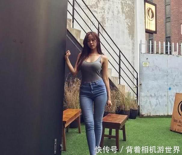 气质美女时尚穿搭牛仔裤，轻松搭配个性十足！