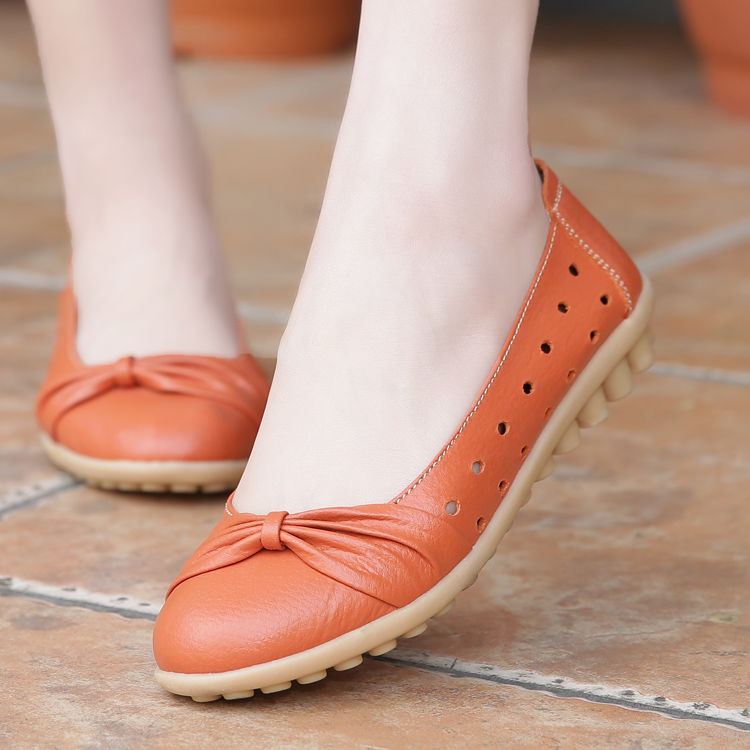 高跟鞋过时了，秋天来一双这样的平底鞋，妈妈出街跳舞舒适不累脚