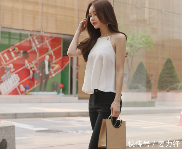 街拍秀，小姐姐吊带搭配紧身裤，凹凸有致的身材！