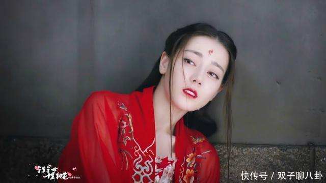 迪丽热巴拍戏险出车祸,工作人员大喊,热巴下车