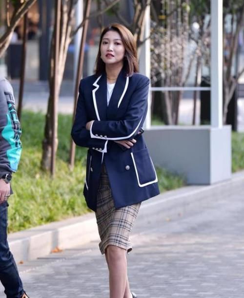  『女人味』街拍：沉鱼落雁的小姐姐，一件碎花上衣配牛仔裤，时尚魅力女人味