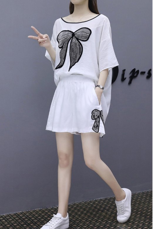 小个子媳妇真会穿，一米五的身高穿上“洋气套装”，女人味爆棚