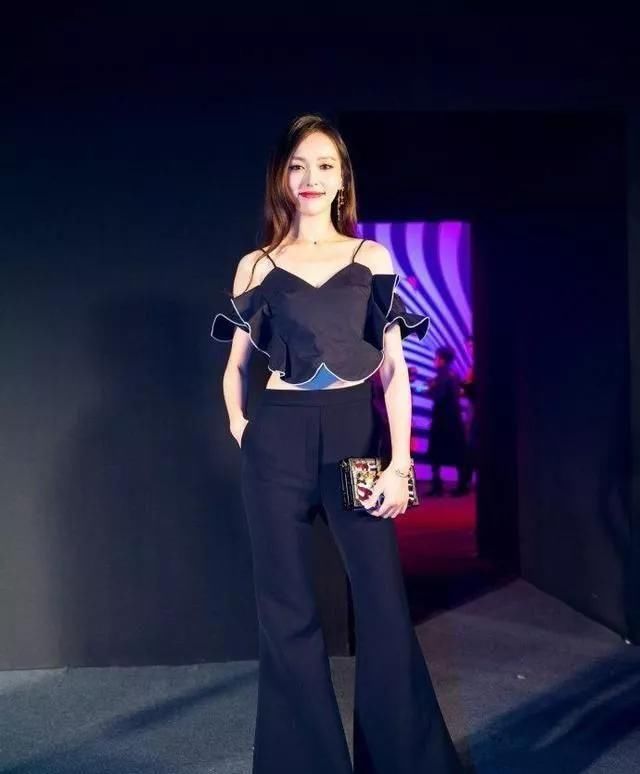  『小脚』小脚裤过时了，跟着女星穿小喇叭才时尚！