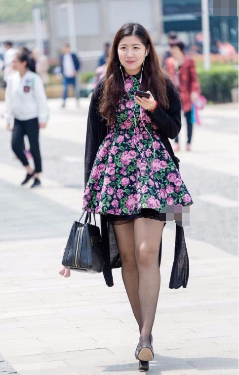 职场姐姐随性逛街，黑丝碎花欲露还羞，脚步随音乐律动，优雅灵动