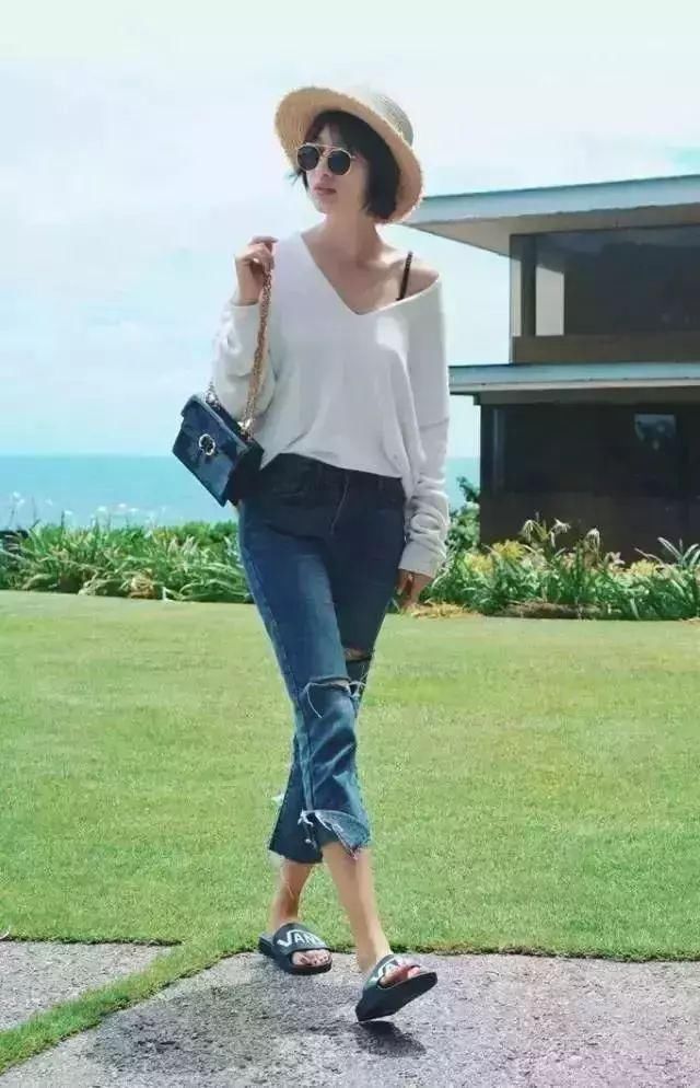 张俪腿是真长，穿拖鞋不邋遢还时髦！网友：我要有这腿也敢这样穿