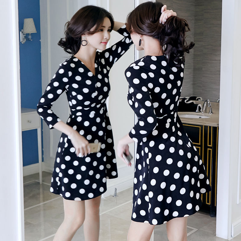 入秋了还想穿裙子怎么办?瞧下图这新款秋裙，穿上连侧影都美的慌