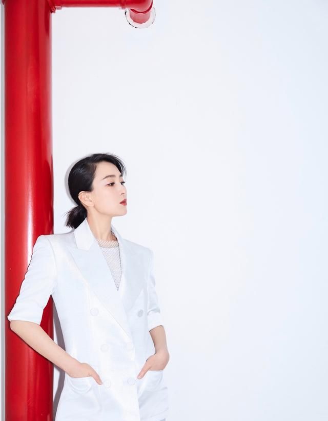 「马苏」马苏也想走气质风了，穿白色正装搭配霸气红唇，展现霸道气场