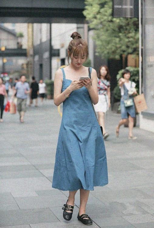 街拍路人，清新优雅，简洁大方的搭配，让你彰显女神的魅力气质